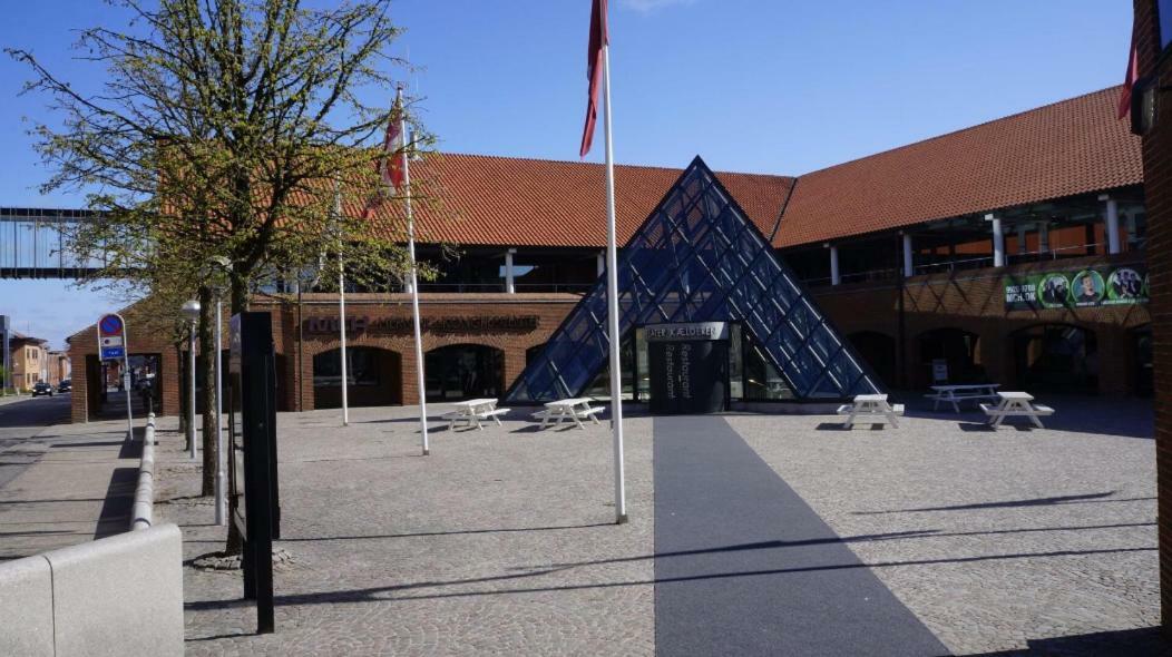 Special Offer,One Of Its Kind, Extremely Central In Herning, Danish Hosts, Extremely Clean, Very Quiet Street But A Stonethrough From Bars & Restaurants Apartamento Exterior foto